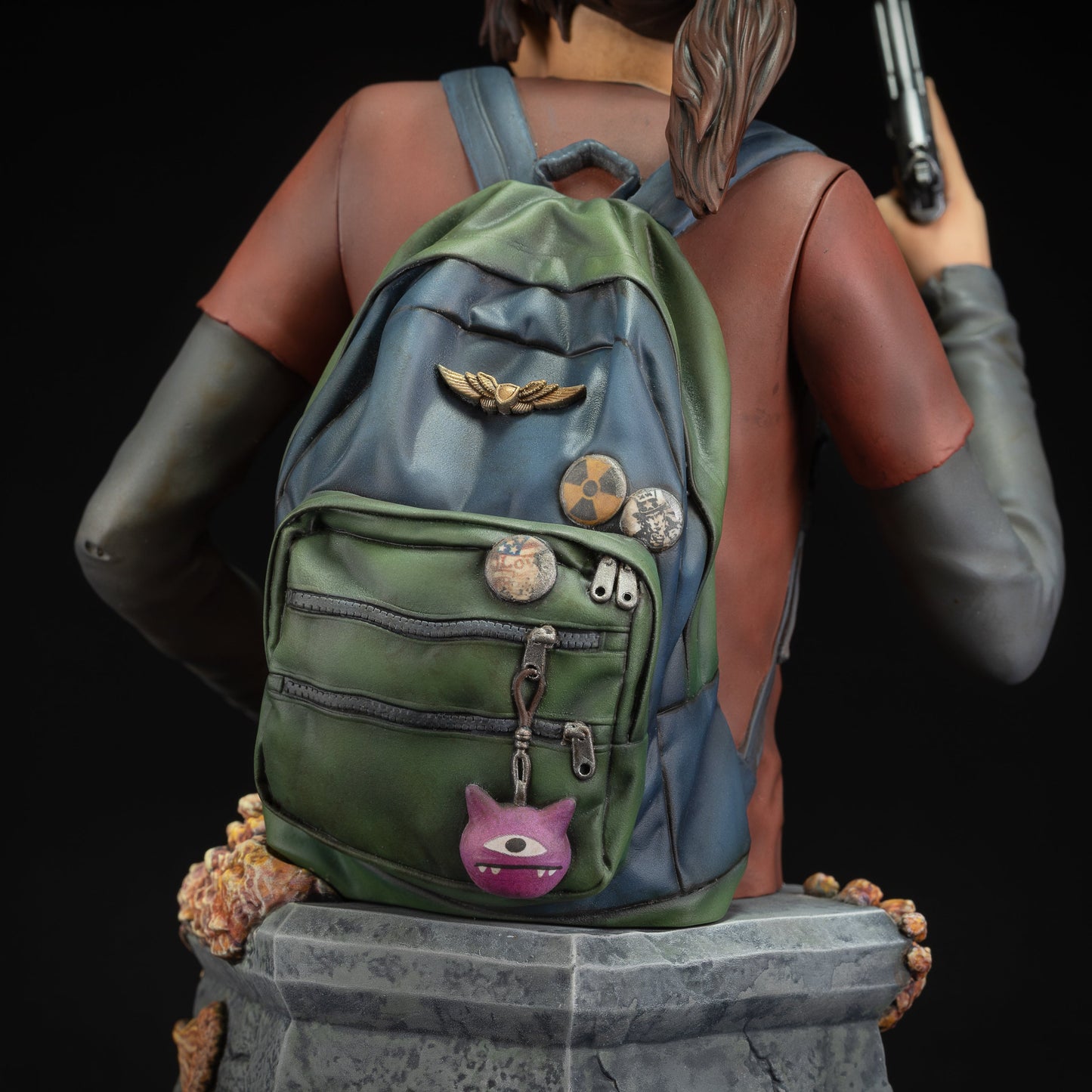 The Last of Us - Ellie mit Handfeuerwaffe - Statue