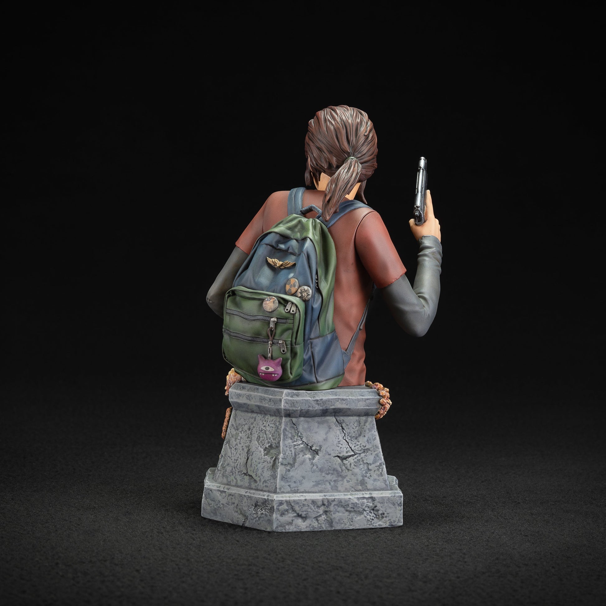 The Last of Us - Ellie mit Handfeuerwaffe - Statue